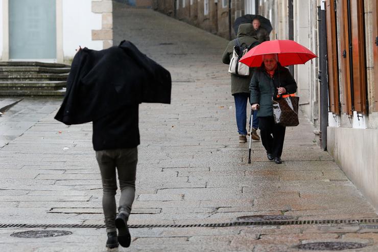 Varias persoas camiñan en Viveiro, a 8 de xaneiro de 2025, en Viveiro / Carlos Castro - Arquivo