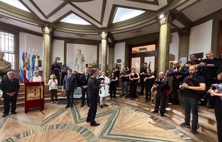 O embaixador de España na Arxentina, xunto co delegado da Xunta, o presidente do Centro Galego e outros cargos durante unha homenaxe a Castelao no Centro Galego de Bos Aires 