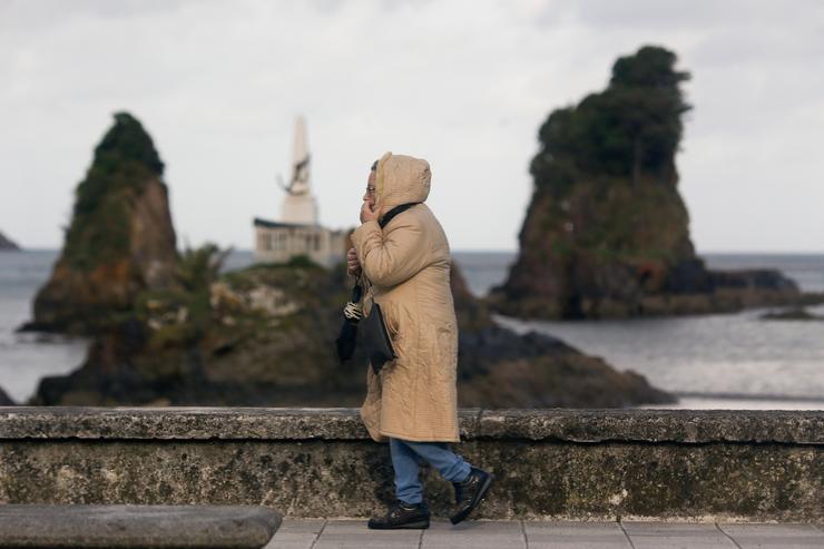 Unha persoa con carapucha camiña en Viveiro, a 8 de xaneiro de 2025, en Viveiro, Lugo, Galicia (España). Durante esta mañá de mércores, Galicia rexistrou ventos de máis de 150 quilómetros por hora, en concreto, o valor máximo, segundo Meteogalicia, hase. Carlos Castro - Europa Press 