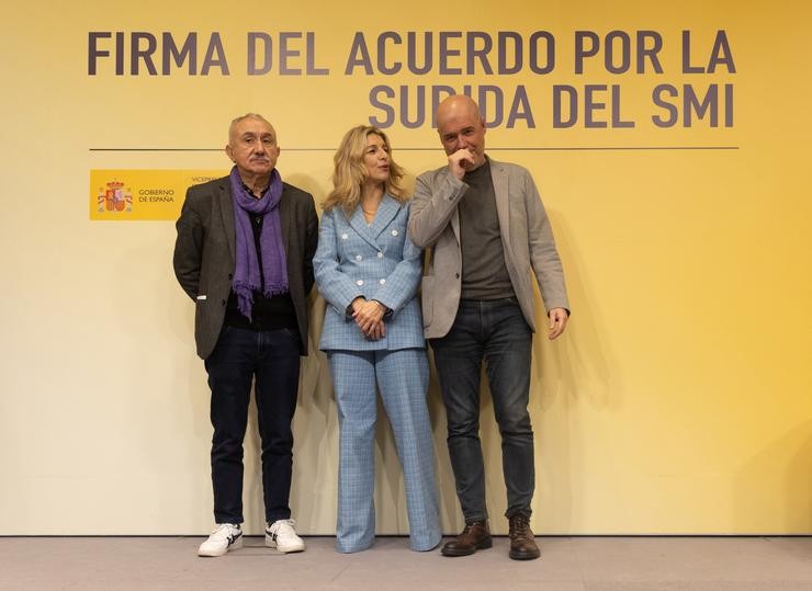 Arquivo -  Yolanda Díaz, xunto aos secretarios xerais de CCOO, Unai Xordo, e de UXT, Pepe Álvarez, durante a firma do acordo para a subida do 5% do Salario Mínimo Interprofesional (SMI).. Eduardo Parra - Europa Press - Arquivo 