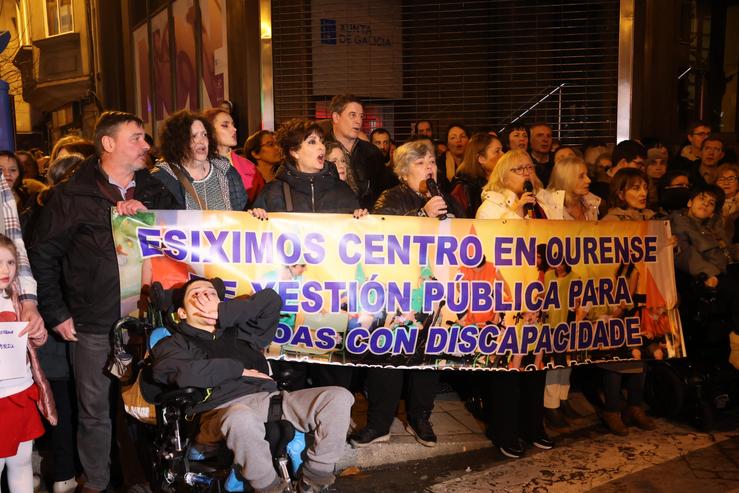 Protesta da plataforma ProCAPD para pedir a xestión pública do centro de discapacitados da Xunta en Ourense 