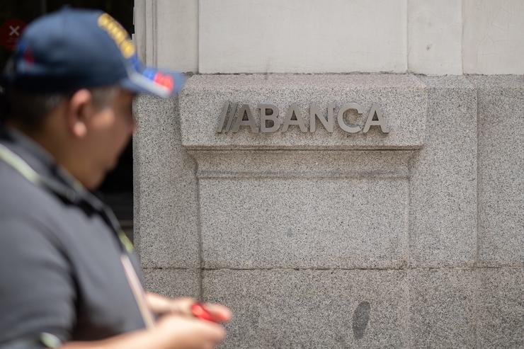 Arquivo - Vista dunha das oficinas de Abanca, a 6 de xuño de 2024, en Madrid (España). O Consello de Goberno do Banco Central Europeo (BCE) decidiu hoxe  baixar os tipos de interese en 25 puntos básicos, de forma que a taxa de referencia para a súa. Alejandro Martínez Vélez - Europa Press - Arquivo 