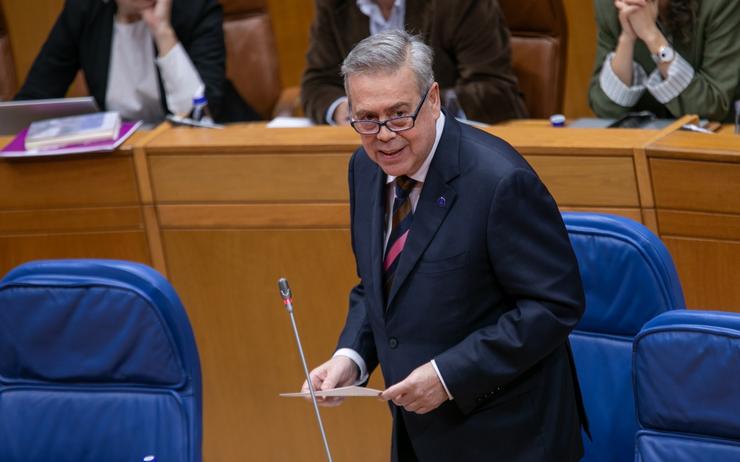 O conselleiro de Sanidade, Antonio Gómez Caamaño, no Pleno do Parlamento.. ANA VARELA 