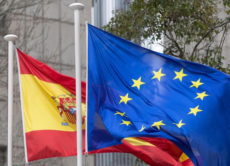 A bandeira de España e da Unión Europea ondean na Sede da SEPI, a 7 de febreiro de 2025, en Madrid 