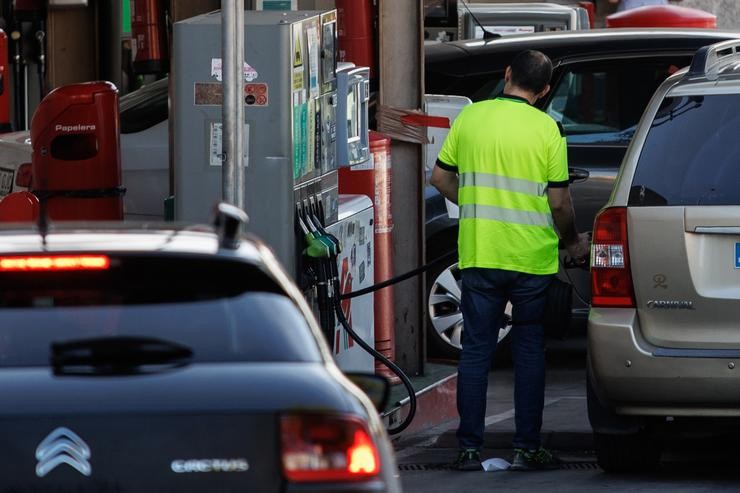 Arquivo - Un home bota carburante ao seu vehículo nunha gasolineira, a 11 de outubro de 2023, en Madrid (España). Tras máis de tres meses seguidos con subidas nos prezos dos carburantes, as gasolineiras comezaron a rebaixar os prezos, sendo o. Alejandro Martínez Vélez - Europa Press - Arquivo 