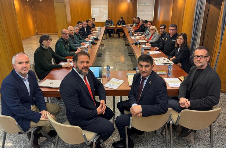 O delegado do Goberno en Galicia, Pedro Branco, xunto a representantes da comunidade escolar e das Forzas de Seguridade do Estado, na comisión de seguimento do Plan para a convivencia e mellora da seguridade nos centros educativos. DELEGACIÓN DO GOBERNO EN GALICIA 