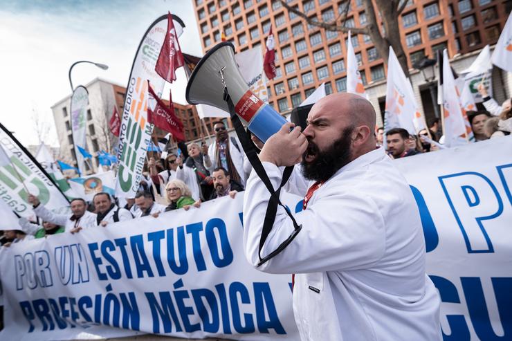 Decenas de persoas durante unha concentración dos sindicatos médicos fronte ao Ministerio de Sanidade, a 13 de febreiro de 2025, en Madrid 