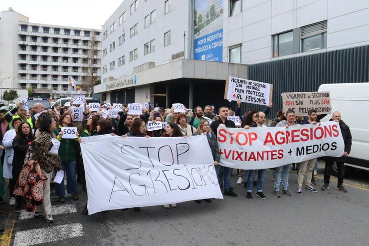 Protesta de profesionais sanitarios ante o Hospital da Coruña 