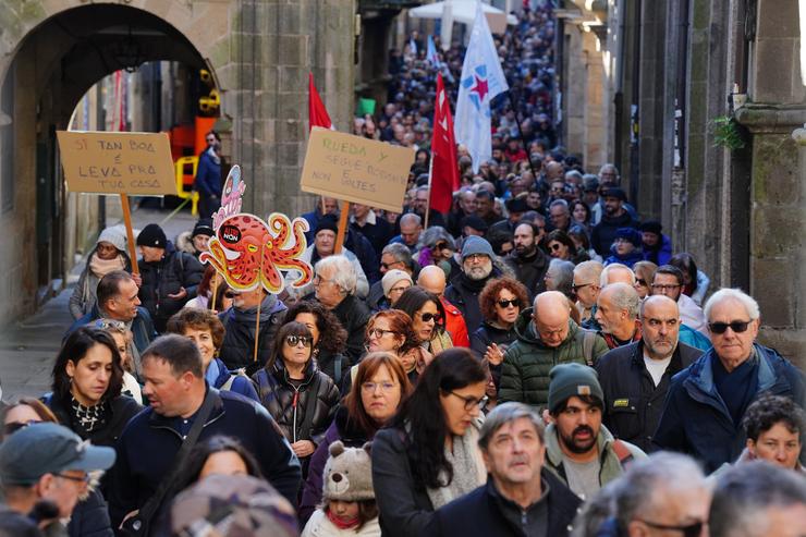 Centos de persoas durante unha nova protesta contra a empresa de celulosa Altri 