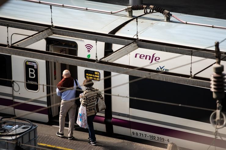 Arquivo - Grupos de pasaxeiros nas inmediacións da estación de Atocha tras desconvocarse a folga de Renfe, a 8 de outubro de 2021, en Madrid.. Alejandro Martínez Vélez - Europa Press - Arquivo 