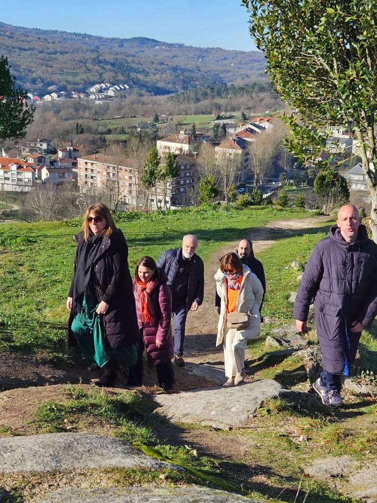 Autoridades accedendo ao 'Monte do Castelo'. Foto: Comunicación Concello de Allariz.