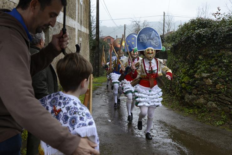 Arquivo - Varias persoas disfrazadas durante a celebración do Domingo dá Estrea do Entroido, a 11 de febreiro de 2024, en Ou Castro, Laza, Ourense, Galicia.. Rosa Veiga - Europa Press - Arquivo 