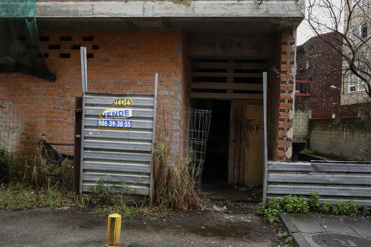 A entrada ao edificio de cálea Atranco de Cangas, onde estas madrugada brigadas da Garda Civil accedían para desmantelar unha rede de distribución de ansiolíticos ilegal, a 13 de febreiro de 2025, en Cangas, Pontevedra, Galicia (España). A Garda. Adrián Irago - Europa Press 