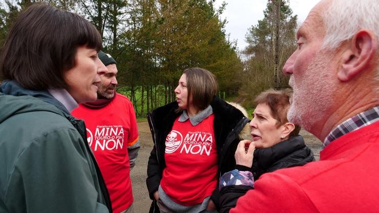 A portavoz nacional do BNG Ana Pontón con membros da plataforma contra a mina de Touro-O Pino. BNG 