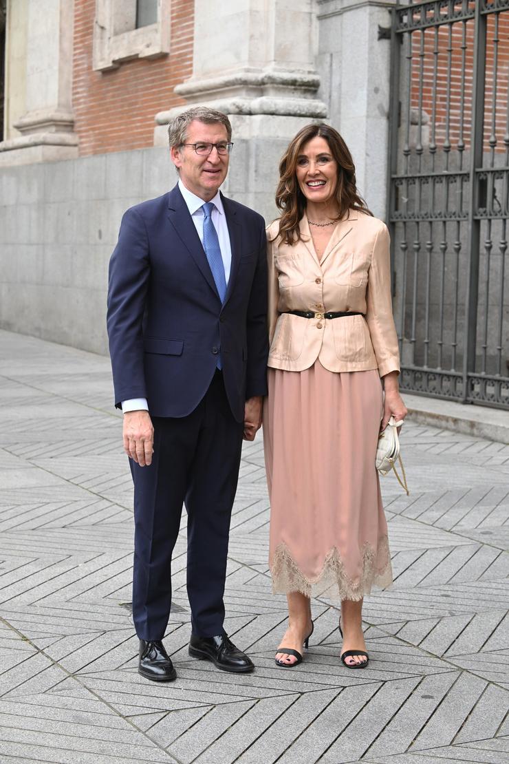 Arquivo - Alberto Núñez Feijóo e Eva Cárdenas chegan á parroquia de o Sacro Corazón e San Francisco de Borja para asistir á ligazón matrimonial entre José Luís Martínez-Almeida e Teresa Urquijo Moreno, a 6 de abril de 2024, en Madrid (España). Tras un. José Oliva - Europa Press - Arquivo