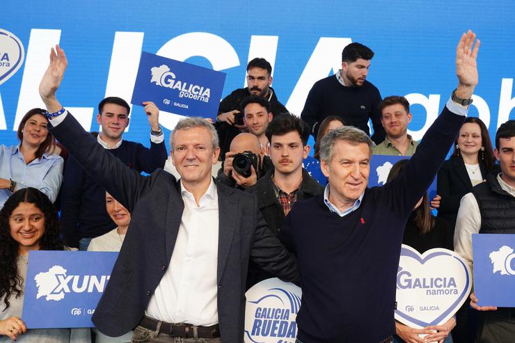 O presidente do PP de Galicia e presidente da Xunta de Galicia, Alfonso Rueda (e), e o presidente do Partido Popular, Alberto Núñez Feijóo (d), durante un acto do PP de Galicia, no Multiusos Fontes do Sar,