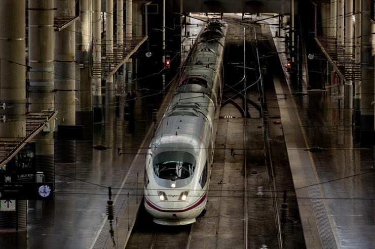 Un tren na estación de Atocha, a 31 de outubro de 2024, en Madrid 