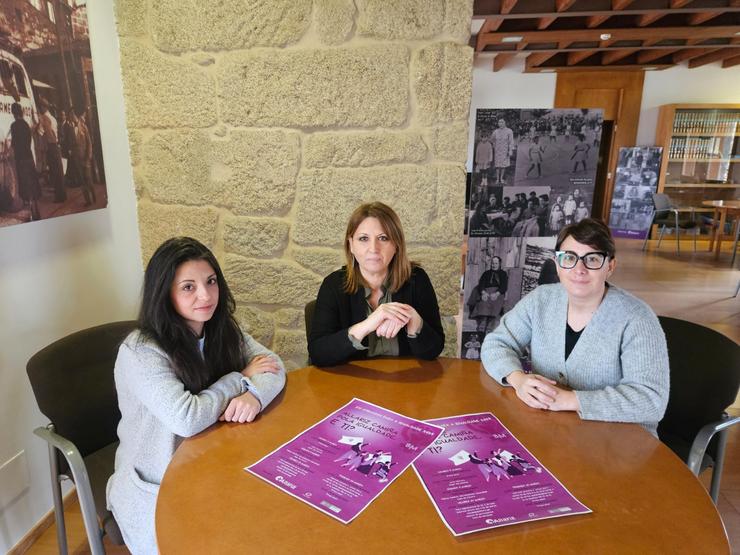 Tania Álvarez, concelleira de Benestar Social; Cristina Cid, Alcaldesa; e Cristina Outeiriño, técnica en Igualdade. Foto: Comunicación Concello de Allariz.