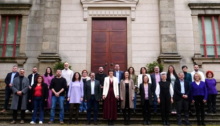 Foto de familia do BNG na escalinata do Parlamento de Galicia.. BNG 