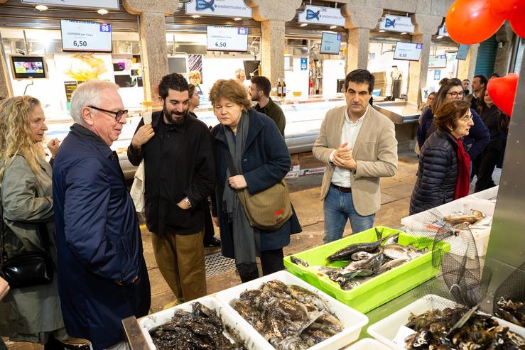 David Chipperfield e Carolyn Steel visitan a Praza de Abastos de Santiago 