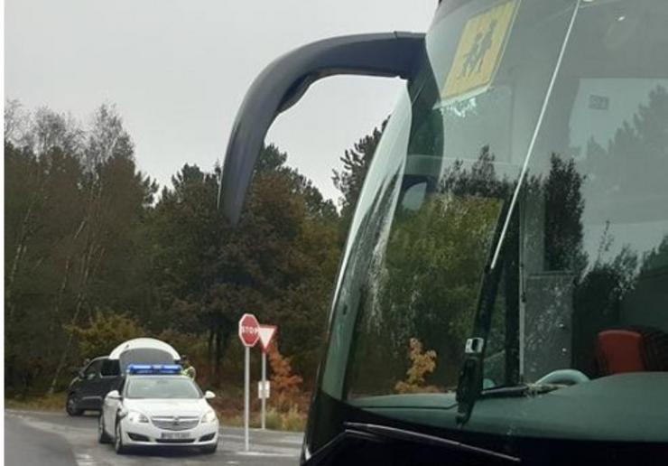 A Garda Civil de Ourense intecepta a un condutor de bus escolar que deu positivo en alcol e cocaína 