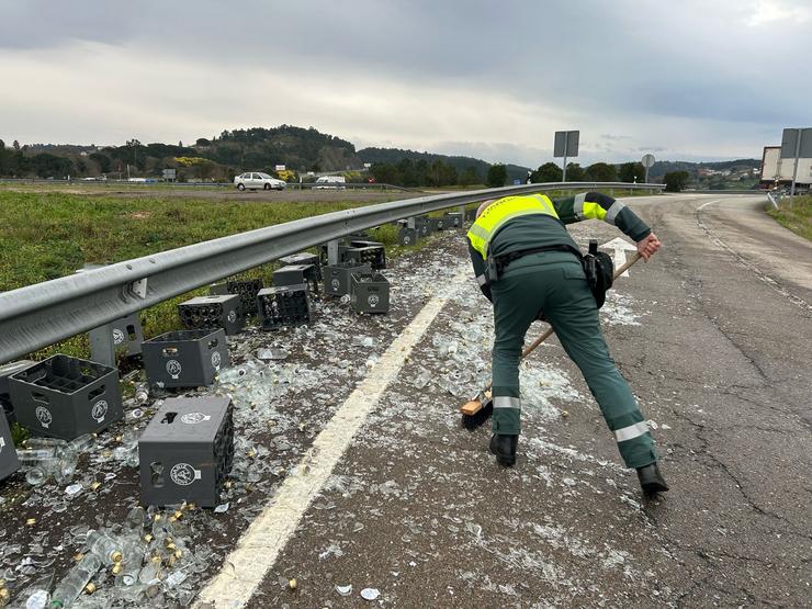 A perda da mercadoría dun camión que transportaba auga curta durante unha hora a A-52 en San Cibrao das Viñas. GARDA CIVIL 