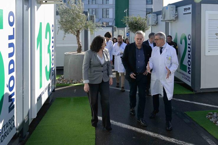 O conselleiro de Sanidade, Antonio Gómez Caamaño, visita os módulos para descanso de médicos de garda mentres duren as obras polo 'Novo Chuac'. XUNTA 