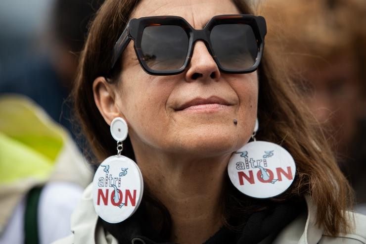 Unha muller protesta fronte á fábrica Ence durante unha nova manifestación contra as empresas de celulosa Altri e Ence, a 16 de xuño de 2024, en Pontevedra 