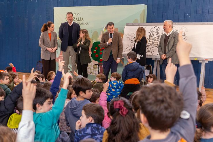 Os conselleiros de Cultura, José López, e Educación, Román Rodríguez, o colexio compostelán Mestre Rodríguez Xixirei. CONSELLERÍA DE EDUCACIÓN 