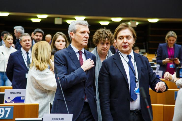 O presidente da Xunta, Alfonso Rueda, e o director xeral de Relacións Exteriores e coa Unión Europea, Jesús Gamallo, no Comité Europeo das Rexións.. XUNTA 