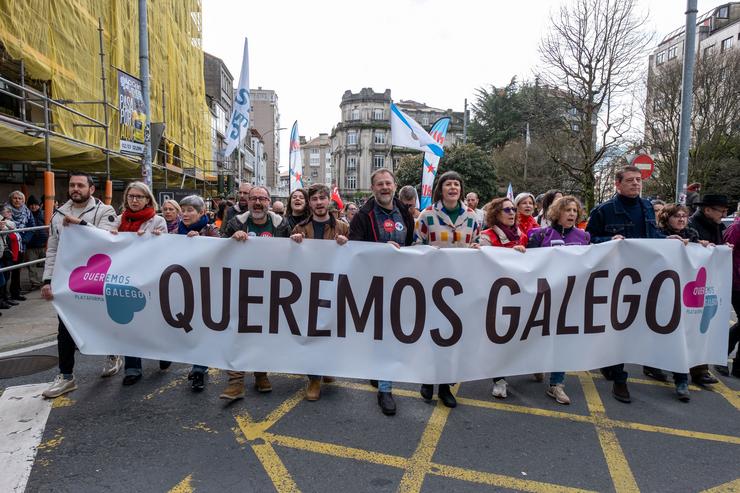 A portavoz nacional do BNG, Ana Pontón (c), e o secretario xeral do PSOE de Galicia, José Ramón Gómez Besteiro (3d), durante unha manifestación pola situación da lingua galega, a 23 de febreiro de 2025, en Santiago de Compostela, A Coruña, Galic. César Arxina - Europa Press 