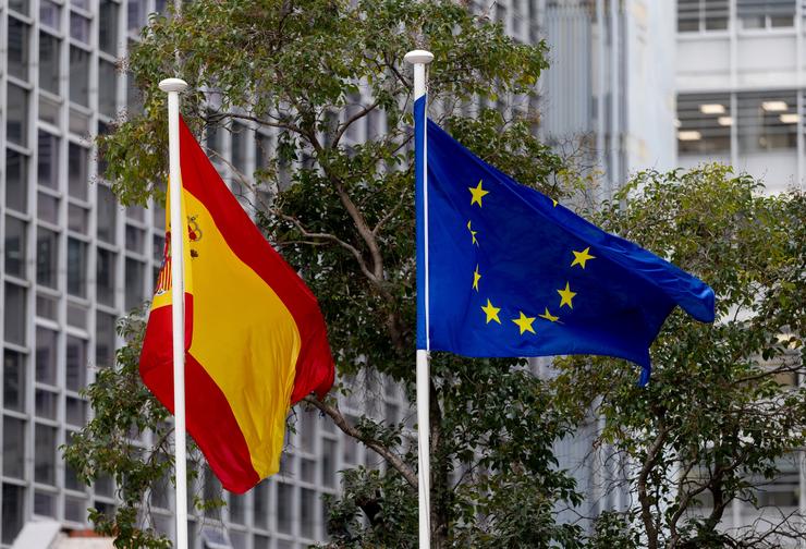 A bandeira de España e da Unión Europea. Eduardo Parra - Europa Press 