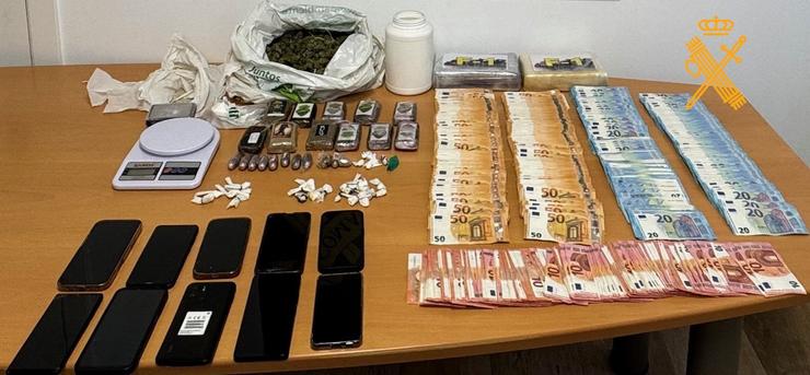 Obxectos e sustancias intervidas na operación na que foron detidas 7 persoas tras interceptar en Galicia unha entrega de 2 quilos de cocaína procedente de Sevilla. GARDA CIVIL 