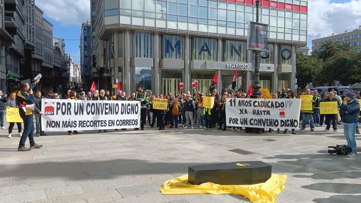 Traballadores e traballadoras de Correos, concentrados na zona Obelisco da Coruña 