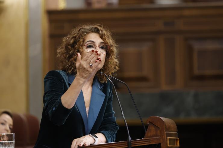 A vicepresidenta primeira e ministra de Facenda, María Jesús Montero, intervén durante unha sesión plenaria no Congreso dos Deputados, a 26 de febreiro de 2025, en Madrid (España). O Goberno fai fronte a unha nova sesión de control no Congres. Jesús Hellín - Europa Press