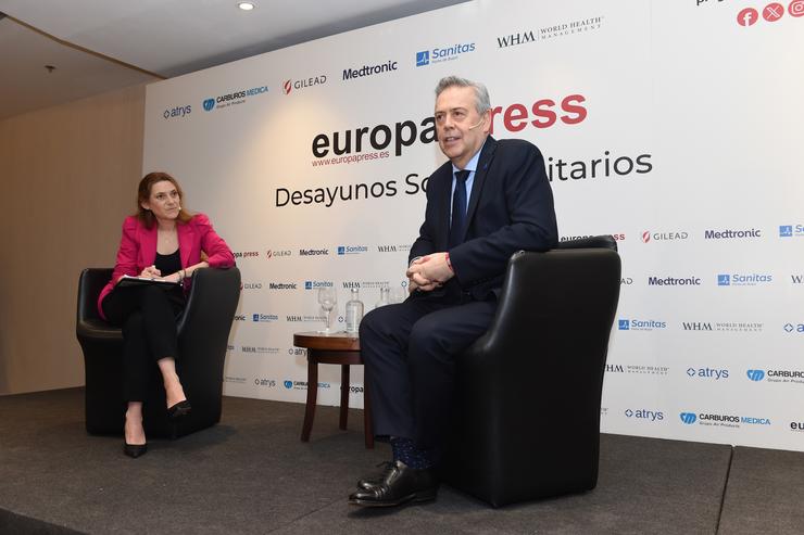 A xefa de Saúde e Infosalus de Europa Press, Cristina Velázquez, e o conselleiro de Sanidade da Xunta de Galicia, Antonio Gómez Caamaño, durante un Almorzo Socio-Sanitario de Europa Press,.. Gustavo Valente - Europa Press 