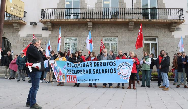 Delegadas e delegados da CIG nas Administracións Públicas, concentrados ante a Delegación do Goberno, na Coruña. CIG 