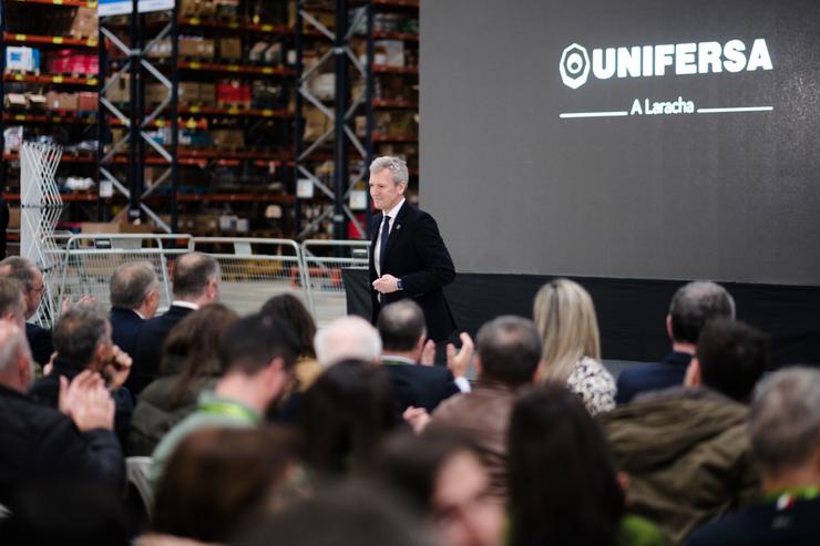 O presidente da Xunta, Alfonso Rueda, durante a súa visita ao novo centro loxístico de Unifersa 