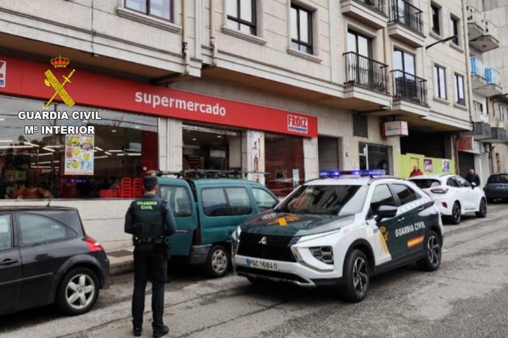 A Garda Civil detén a dous homes por asaltos a locais comerciais en Salceda de Caselas (Pontevedra).. GARDA CIVIL 