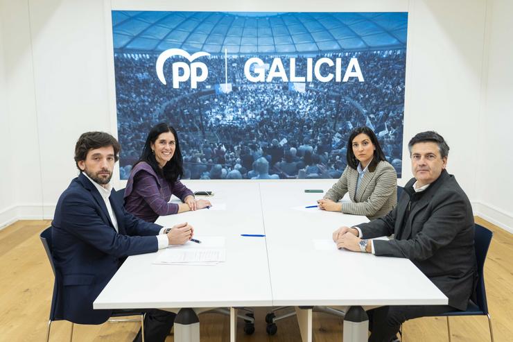 A secretaria xeral do PPdeG, Paula Prado, o eurodeputado Adrián Vázquez e a coordinadora de Xustiza e Interior do partido, Rebeca Domínguez. ÍÑIGO ROLÁN 