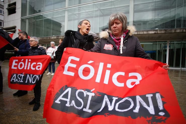 Varias persoas durante unha concentración en defensa da montaña, fronte ao edificio da Xunta, a 10 de decembro de 2023, en Lugo 