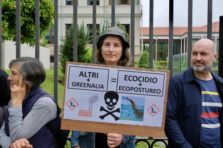 Varias persoas durante unha nova protesta contra a empresa de celulosa Altri, na porta principal da Xunta 