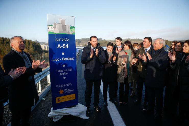 O ministro de Transportes e Mobilidade Sustentable, Óscar Puente (c), na posta en servizo do tramo Palas de Rei-Melide da A-54, no Viaduto de Pambre, a 3 de febreiro de 2025 