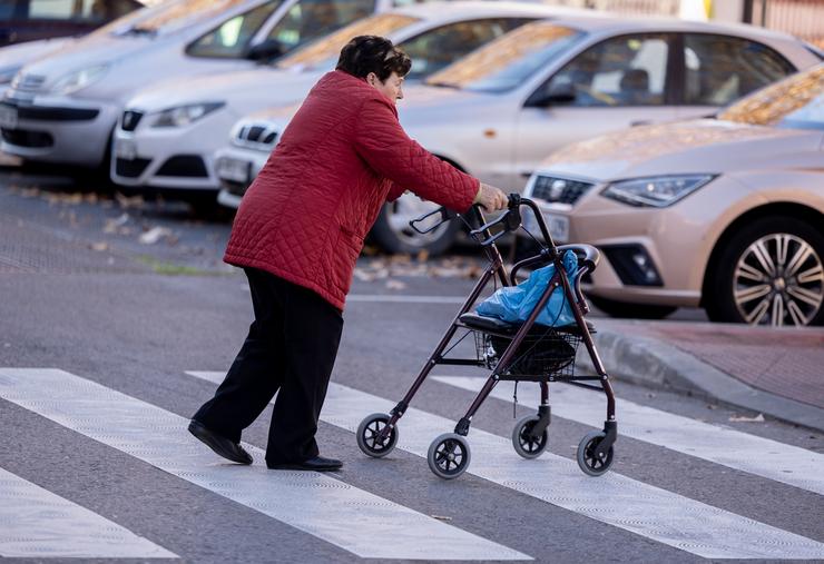 Unha persoa camiña cun andador, a 26 de decembro de 2024, en Madrid 