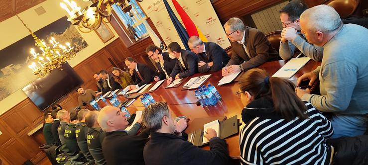 Reunión da comisión creada no Porto de Vigo para xestionar a operativa de seguridade en torno ao buque Eva Marie, onde varios colectores cargados de munición sufriron danos debido a un corremento de carga polo mal tempo / AUTORIDADE PORTUARIA DE VIGO