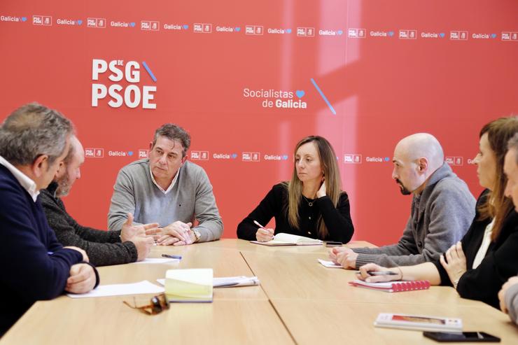 O secretario xeral do PSdeG, José Ramón Gómez Besteiro, reúnese coa Iniciativa Galega pola Memoria 