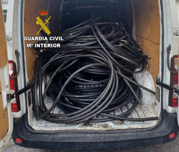 Detidos dous homes aos que lles interviñeron unha tonelada de cable de cobre roubado en Maceda 