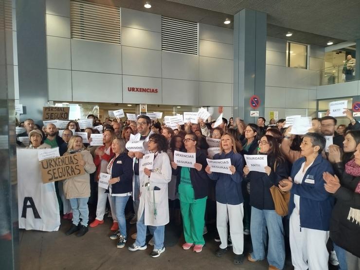 Protesta ante o Chuac pola agresión con arma branca a un enfermeiro e a un vixiante de seguridade. SATSE