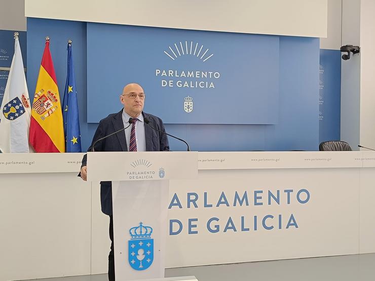 O deputado de Democracia Ourensá, Armando Ojea, en rolda de prensa no Parlamento de Galicia 