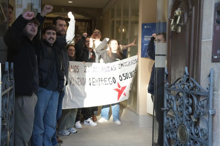 Integrantes de Galiza Nova ocupan o edificio da Secretaría Xeral de Emigración 